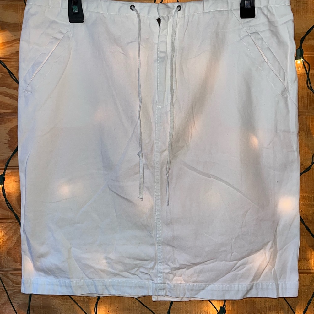 White Skirt / front pockets, zipper